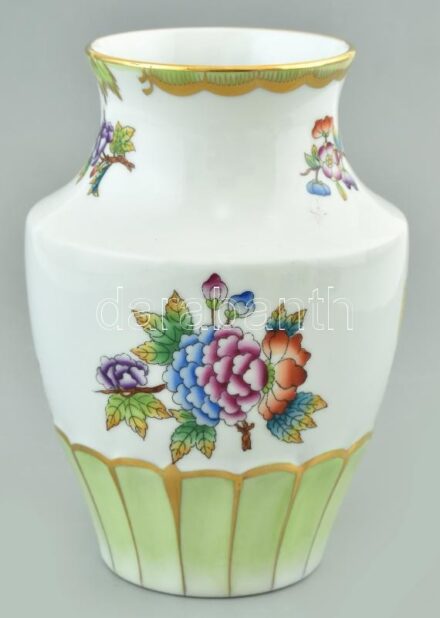 Herendi Viktória mintás váza. Kézzel festett, jelzett, kopásnyomokkal. 16 cm