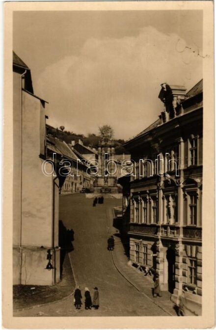 Selmecbánya, Schemnitz, Banská Stiavnica; utca, Szentháromság szobor, Törvényszék / street view, Holy Trinity column, court (Rb)