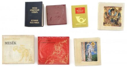 Vegyes minikönyv tétel, 7 db: Robert Burns: A vidám koldusok. Ford.: Szabó Lőrinc. Szántó Piroska illusztrációival. Bp., 1967, Magyar Helikon. Kiadói aranyozott egészvászon-kötés.; Reich Károly: Variációk. Devecseri Gábor