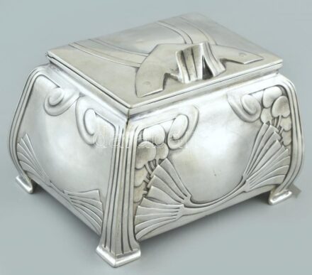 Ezüst (Ag) Jugendstil / szecessziós cukordoboz. Jelzett. Apró sérüléssel (lyuk). nettó: 365g, 13x10x11cm.