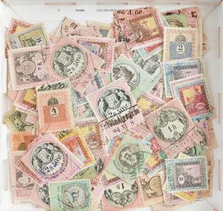 1868-1924 300 db okmánybélyeg ömlesztve dobozban
