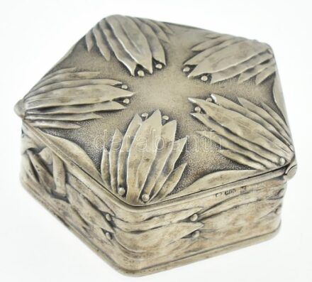 Ezüst (Ag) Szecessziós tubákos szelence, jelzett, 5x4,5cm, nettó:22g