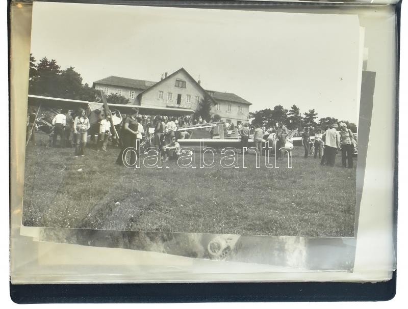 cca 1960-1970 27 db Magyarországon készült repülőket, repülőszerencsétlenségeket ábrázoló fénykép kis berakóban