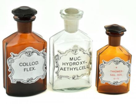 3 db patikaüveg, gyógyszertári üveg ( Muc.hydroxyaethylcell. Hidroxi-etil-cellulóz-nyák, Thiomersal 0,1 %, Collodion flex) korukna megfelelő állapotban, m:13-17cm