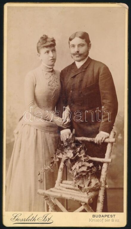 cca 1880 Fiatal pár portréja, keményhátú fotó Goszleth budapesti műterméből, 20,5×11,5 cm