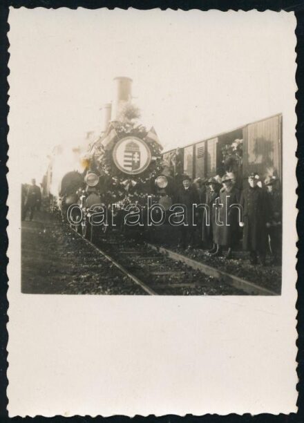1938 Kassa bevonulás feldíszített mozdony Horthy, Hitler arcképével, virágokkal 4x6 cm
