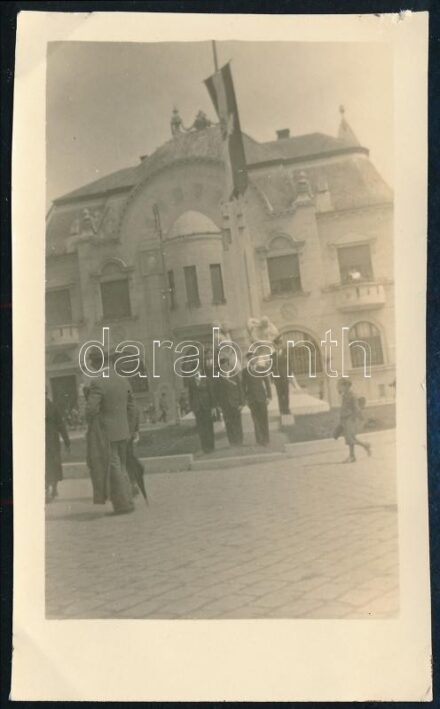 1936 Nyíregyháza, őrségváltás az országzászló előtt, fotó, hátoldalon feliratozva, felületén törésnyomok, 8,5×5 cm