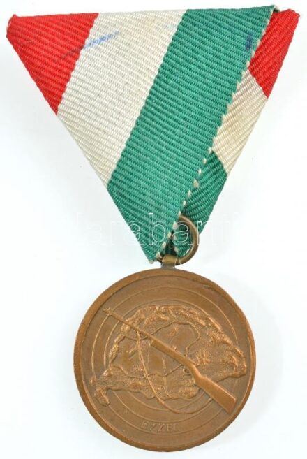 1936. 'EZZEL / Segédoktató továbbképző tanfolyam Fonyód-Bélatelep 1936.' irredenta Br lövész díjérem modern szalagon (30mm) T:2