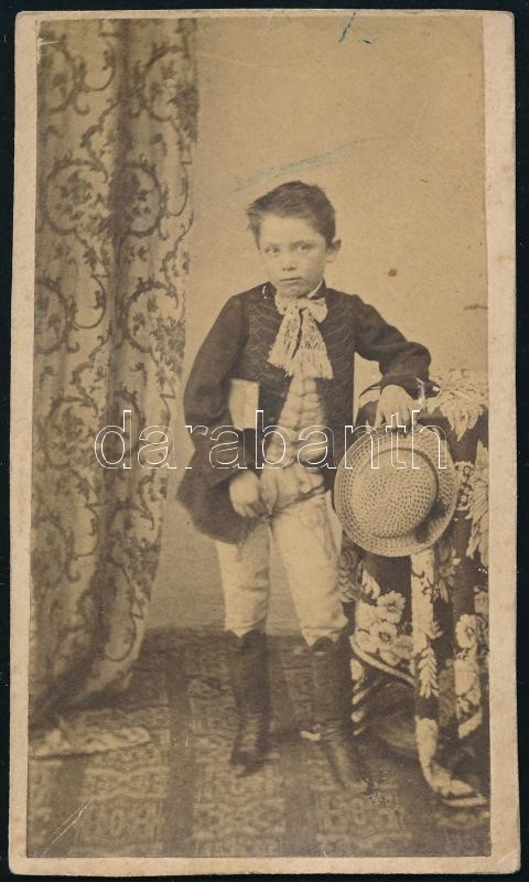 cca 1880 Kisfiú műtermi portréja, keményhátú fotó Mikolasch S. nagykanizsai fényképészeti műterméből, 9,5×5,5 cm