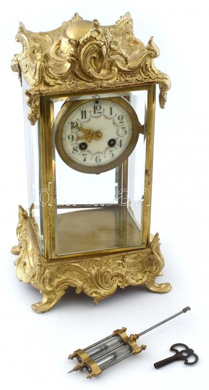 Feles ütős asztali óra, feltehetően francia, higanykompenzációs ingával, üvegen apró csorbák, 1900 körül, utólag lefújt arany színű festékkel, működik, kulccsal, m:40cm