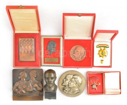 8db-os szocialista tétel, közte 1986. 'Lenin / 50 éve a Párt szolgálatában 1936-1986' Br plakett eredeti tokban (69mm) + 'Lenin' Br szobor (47x53x124mm) + 1976. '50 éve a Párt szolgálatában 1936-1986' Br plakett Lenin Br ábrázolásával