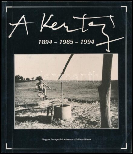 A. Kertész 1894 - 1985 - 1994. Szerk.: Kolta, Magdolna. Bp., 1994, Ungarisches Fotografisches Museum-Pelikan Verlag. Német nyelven. André Kertész számos fekete-fehér fotójával illusztrálva. Kiadói papírkötés, volt könyvtári