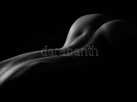 Marácz István (1958-): Háttorzó. Professzionális fotópapír, kézi nagyítású, 1/1 nagyítás, bársony paszpartuban, keretezett, múzeumi (tükröződés mentes) üvegben, hátoldalán jelzett, 39x30 cm. Marácz István a nyolcvanas