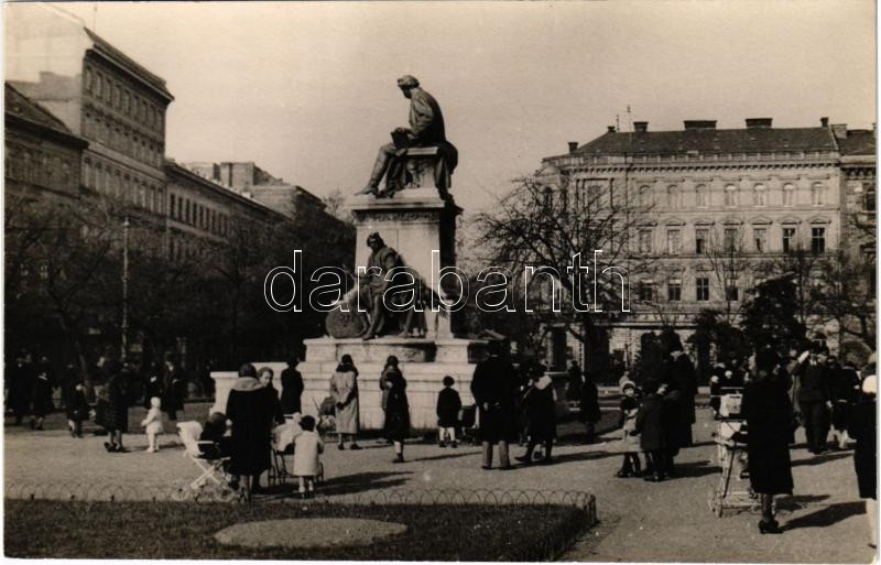 ~1930 Budapest VIII. Arany János szobor a Múzeumkertben, kávéház. photo