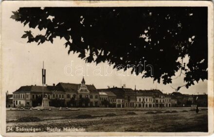 Szászrégen, Reghin; Horthy Miklós tér, Országzászló, Jakab, Dávid Géza üzlete / square, Hungarian flag, shops (kis szakadás / small tear)