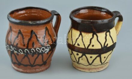 2db népi bögre, színes mázakkal festett kerámia, jelzés nélkül, kopott, mázlepattanások, pici csorba 1930 körül, m:12,5cm