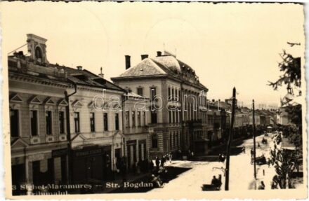 1940 Máramarossziget, Sighetu Marmatiei; Str. Bogdan Bo., Tribunalul / utca, bíróság, Baruch Steinmetz, Herman Stauber, Joszovits, Klein üzlete / street, court + '1940 Máramarossziget visszatért' So. Stpl