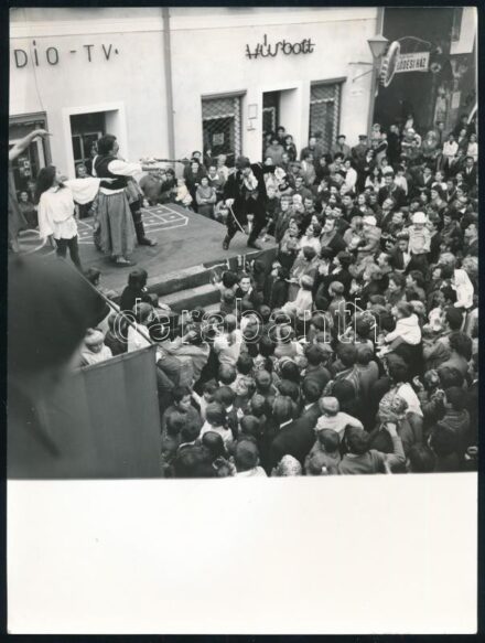 cca 1975 Előadás a Szentendrei Szabadtéri Játékok keretében, publikált fotó, jó állapotban, 23,5×17,5 cm