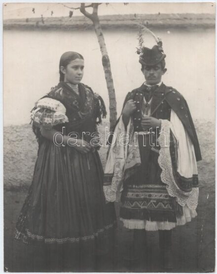 cca 1930 Matyó pár, vintage fotó, jelzés nélkül. Sarkaiban törésnyomokkal, 29,5x23 cm