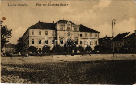 1918 Liptószentmiklós, Liptovsky Mikulás; Platz mit Komitatsgebäude / vármegyeháza, divatáruház. Steier Izidor kiadása / county hall, fashion store, shops (EK)