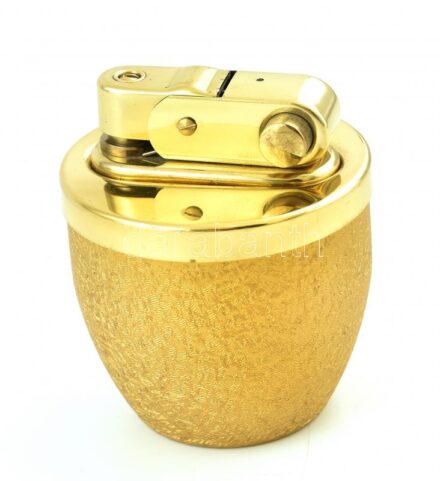 Arany színű öngyújtó, benzines, tisztító kellékekkel, m:7cm