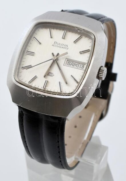 Bulova hangvillás szerkezetű férfi karóra, kopott bőr szíjjal, nem működik, sérült üveg, d:35mm