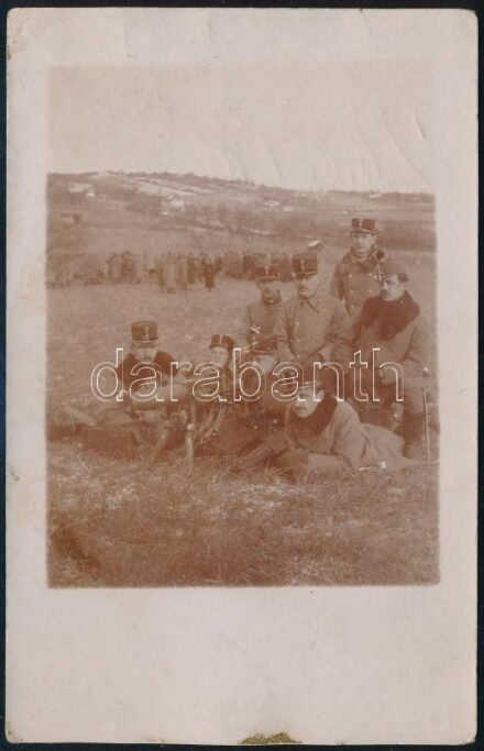 cca 1915 Géppuskás egység a fronton, állománygyűlési csoportkép, hátoldalon dátumozva, 11 aláírással, 14×9 cm