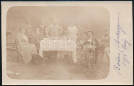 1916 Katonák és civilek ebédlőasztalnál Botosban (Bukovina), hátoldalon a fellengzős 'így élünk a csatában' felirattal, fotó, jó állapotban, 8,5×13,5 cm