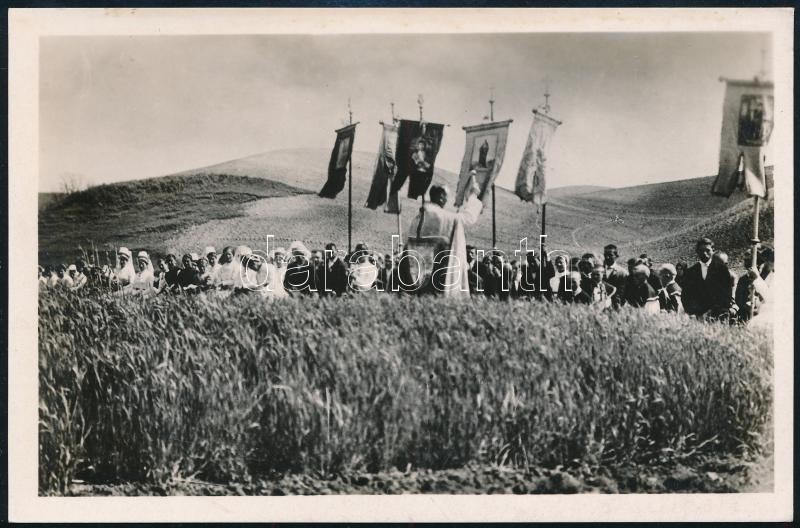 cca 1935 Búzaszentelés, Kerny István fotóművész képeslapként kiadott fotója szép állapotban, 9×14 cm
