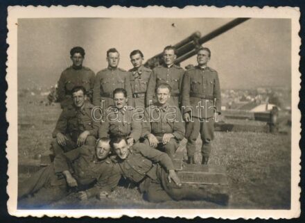 1940 Légvédelmi ágyús félszakasz Kolozsváron (Erdély), hátoldalon feliratozott fotó, 6×8 cm