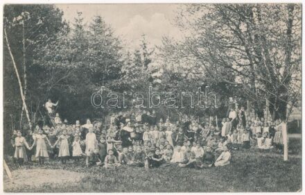 Eperjes, Presov; Az első alkoholellenes nap emlékére. Az angolkisasszonyok elemi iskolájának tanulói 1914. április 27-én. Divald Károly fia kiadása / group of elementary school students and Catholic sisters commemorate the 1st
