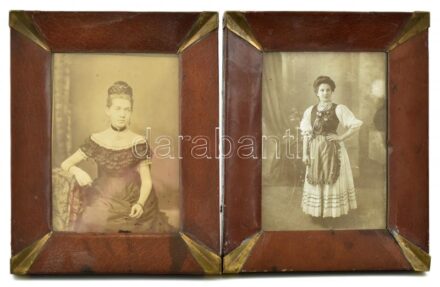 2 db dekoratív, bőr borítású, sarkaiban réz veretes, kissé kopott üvegezett asztali, de falra is akasztható képkeret, régi fotókkal. 13,5x9,5 cm