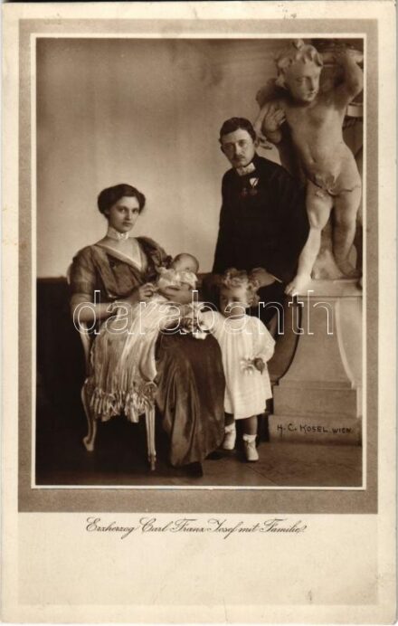 Erzherzog Carl Franz Josef mit Familie / IV. Károly, Zita és a gyerekek / Charles I of Austria with Queen Zita and their children. H. C. Kosel, Wien Postkartenverlag 'Bediene dich selbst' (Brüder Kohn) 888-256.