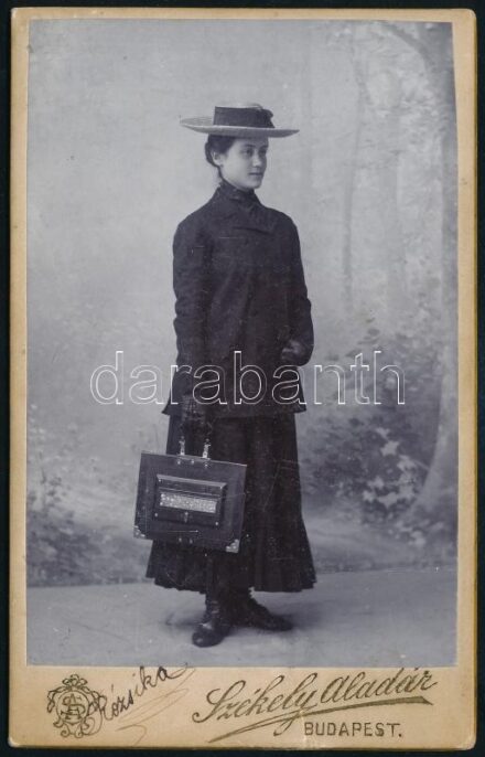 1901 Hölgy táskával, keményhátú fotó Székely Aladár budapesti műterméből, 11×7 cm