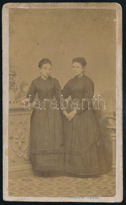 cca 1890 Hölgyek műteremben, keményhátú fotó Tauffer Gyula kolozsvári műterméből, 10×6 cm