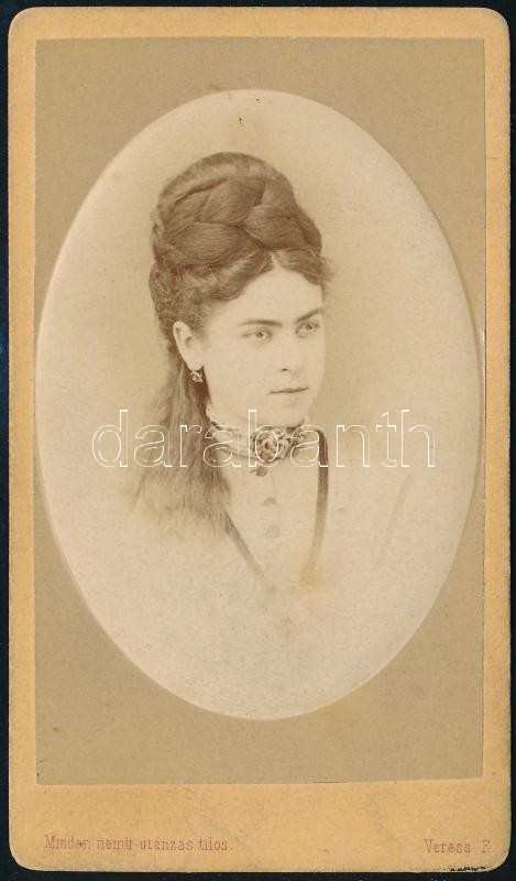 cca 1875 Női portré, keményhátú fotó Veress Ferenc (1832-1916) kolozsvári műterméből, porcelánkép utánzatú, 10,5×6 cm
