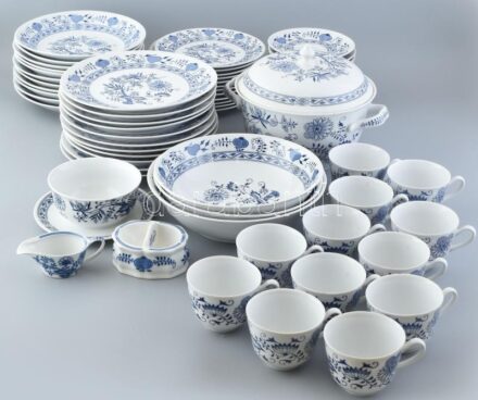 Csehszlovák hagymamintás porcelán étkészlet, vegyesen, kopásokkal, jelzett.