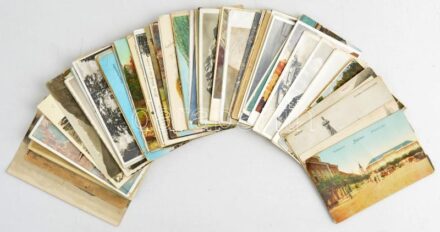 Kb. 100 db RÉGI képeslap vegyes minőségben: történelmi magyar és külföldi városok, motívumok / Cca. 100 pre-1945 postcards in mixed quality: historical Hungarian and other foreign town-view postcards and motives