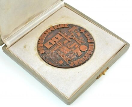 Vincze Dénes (1914-1972) 1970. 'KISZ - Védnökségeink Jubileumi Éve' Br plakett (79mm) eredeti tokban T:1- kis patina, a peremen pár fehér folt