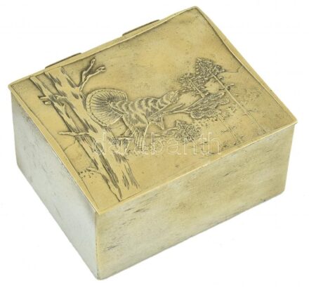 Réz doboz, tetején fácános motívummal, kis horpadásokkal, kopásnyomokkal. 12x8,5x5 cm.