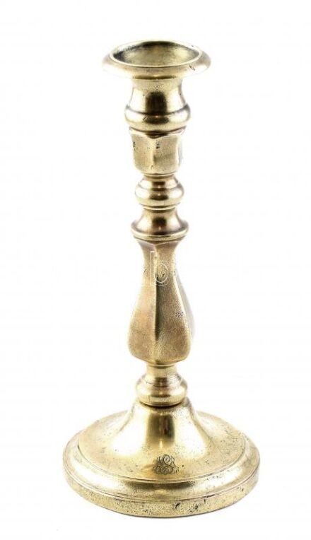 Gyertyatartó, öntött réz, monogramos, kopásnyomokkal. m.: 26 cm.