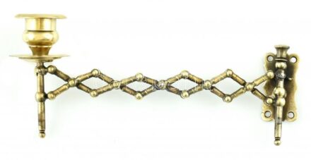 Gyertyatartó, réz falikar, kihúzható, kopásnyomokkal. m.: 9 cm. h.: 17, 5 cm