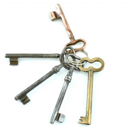 Nagyméretű pincekulcs, kopásnyomokkal, 5 db. m.: 11, 5 cm.