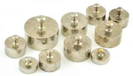 Mérlegsúly, 10 db. Az egyiken a bevonat levált.