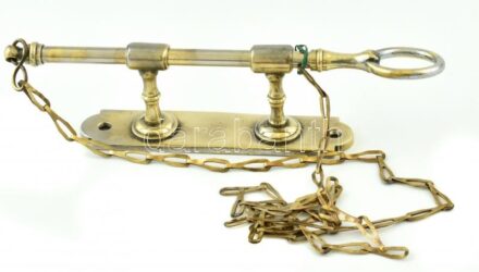 WC-lehúzó, lánccal, réz, talpán kis kopásnyomokkal. h.: 24 cm, m.: 6 cm.