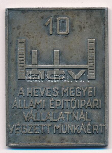 DN 'A Heves Megyei Állami Építőipari Vállalatnál végzett munkáért, 10' ezüstözött Br plakett (70x52mm) T:2 patina
