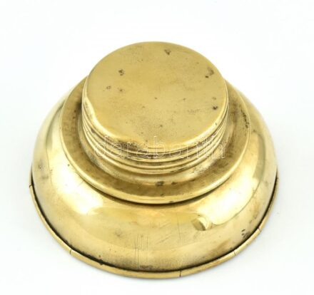 Spirituszlámpa tartója, réz, rácsavarható. m.: 4, 5 cm. átmérő: 8, 5 cm.