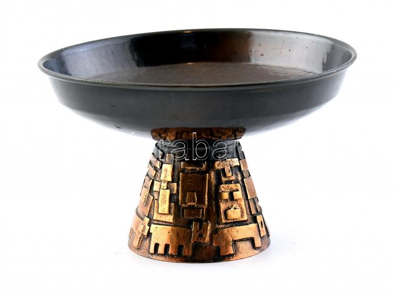 Modern kínáló, réz, m.: 12 cm, átmérő: 18 cm.