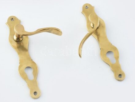 Komplett ajtózár: ajtózárcím, 2 db kilinccsel (m.: 22,5 cm), ajtózár és kulcs, biztonsági zárbetét (m.: 22, 5 cm).