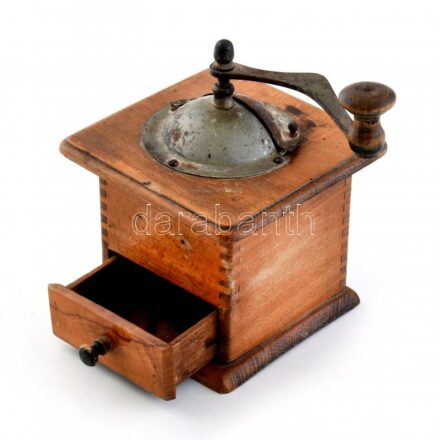 régi kávédaráló, fa és vas (rozsdás) elemekkel, tetején kis illeszkedési hibával. m.: 12, 5 cm. h.: 14, 5 cm.